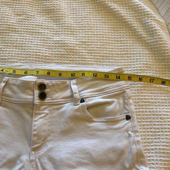 Kut from the Kloth white cropped Jeans. Cameron straight leg. Mid rise - Picture 10 of 14